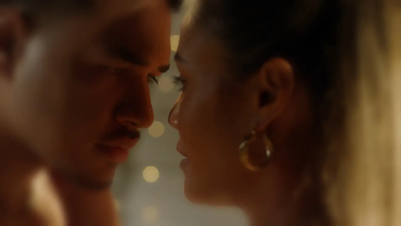 Ariki and Geo about to kiss.