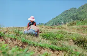 A couple of farmers working on the rice terraces at Jiabang.